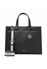 Borsa tote in pelle nera con doppi manici, tracolla staccabile con accenti argentati e charm con logo. Texture liscia e forma rettangolare.
