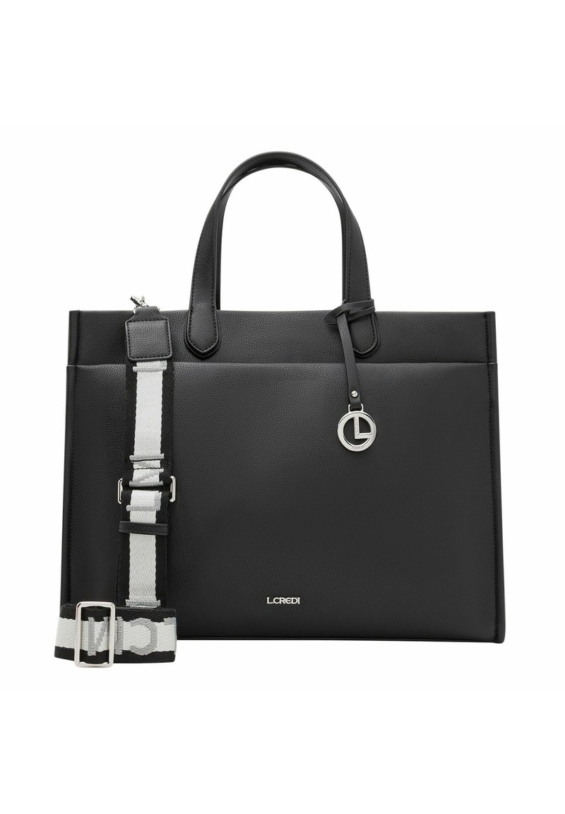 Borsa tote in pelle nera con doppi manici, tracolla staccabile con accenti argentati e charm con logo. Texture liscia e forma rettangolare.