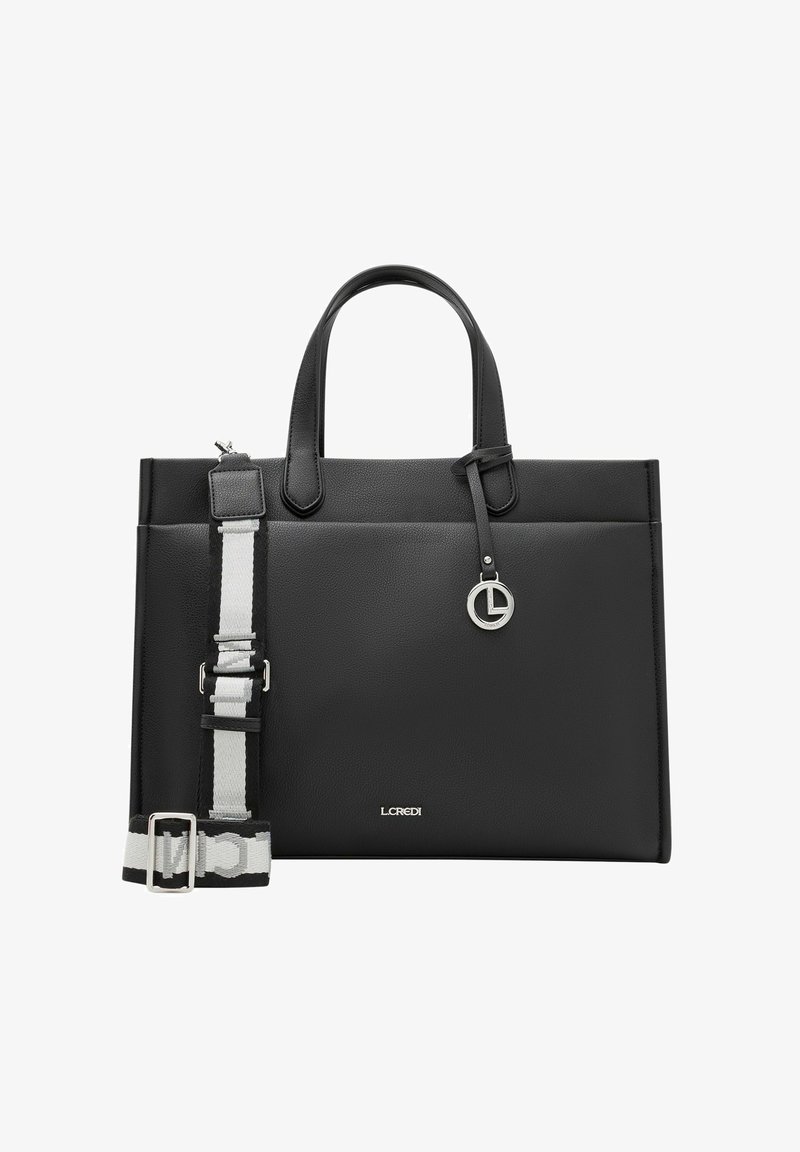 Borsa tote in pelle nera con doppi manici, tracolla staccabile con accenti argentati e charm con logo. Texture liscia e forma rettangolare.