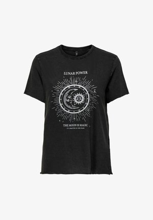 T-shirt in cotone nero con una grafica bianca di immagini celestiali e il testo "POTERE LUNARE" e "LA LUNA È MAGICA". Vestibilità rilassata, colletto rotondo.
