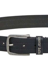 Cinturón de cuero negro con una hebilla de metal de tono plateado, detalles de costura y una etiqueta de marca grabada con "Pepe Jeans."
