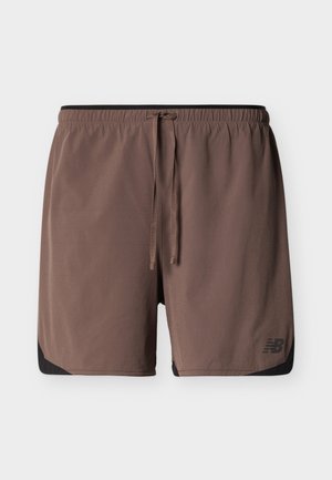 Braune Sportshorts mit elastischem Bund, schwarzen Akzenten an den Seiten und einem Kordelzug. Verfügen über ein kleines Logo am unteren linken Bein.