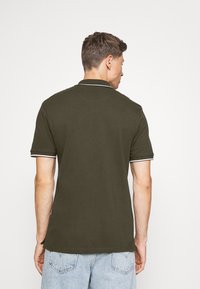 Lyle & Scott TIPPED - Polo - olive/white