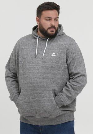 Grauer Kapuzenpullover aus strukturiertem Stoff, mit einer vorderen Tasche, verstellbaren Zugbändern und einem kleinen Logo im linken Brustbereich.