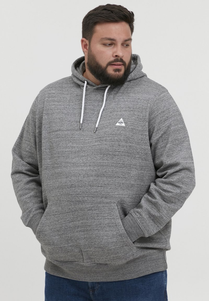 Grauer Kapuzenpullover aus strukturiertem Stoff, mit einer vorderen Tasche, verstellbaren Zugbändern und einem kleinen Logo im linken Brustbereich.