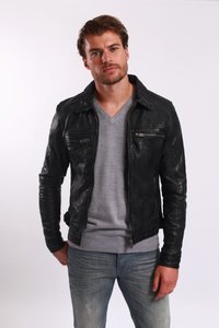 Zwarte leren jack met een kraagontwerp, ritszakken en ribbeltextuur. Draag het over een grijze v-halstrui en lichtblauwe jeans.