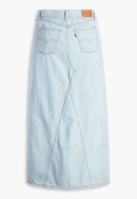 Jupe midi en denim bleu clair avec poches arrière, passants de ceinture et une couture distinctive centrée au dos.