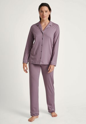 Lavendelfarbenes Pyjama-Set mit langen Ärmeln und kontrastierenden weißen Paspeln, bestehend aus einem Hemd mit Knöpfen und passenden Hosen, gefertigt aus weichem Stoff.