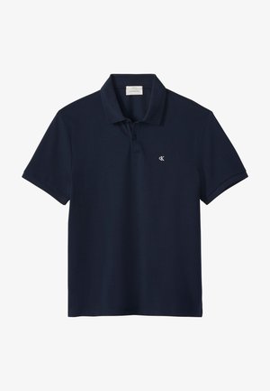 Pomorsko plava polo majica kratkih rukava s ovratnikom, dvostrukim kopčanjem i malim bijelim "cK" logotipom na lijevoj strani prsa.