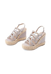 Sandali wedge grigio chiaro con punta aperta, piattaforma in juta intrecciata e design traforato metallico. Cinturino alla caviglia regolabile per una vestibilità sicura.