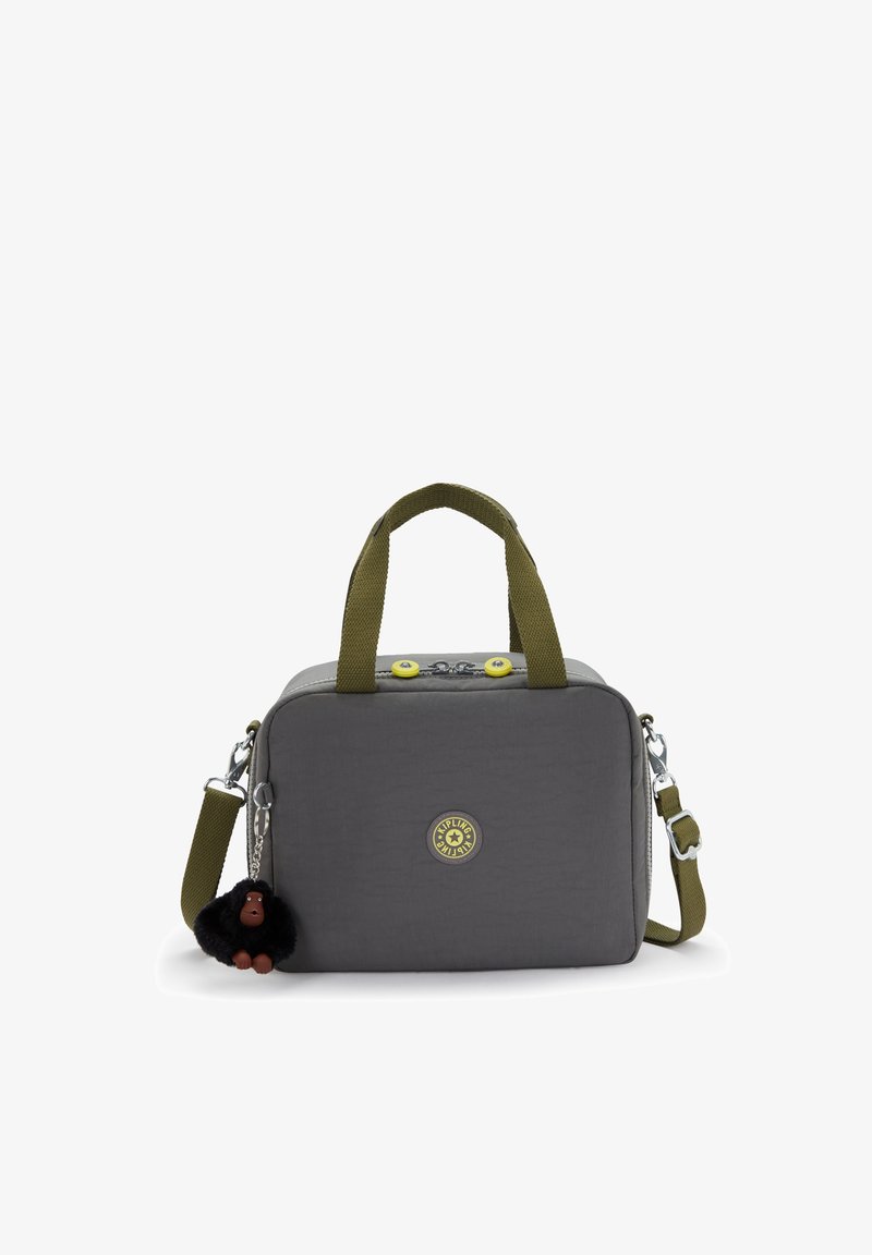 Borsa di stoffa grigia con bottoni gialli, forma rettangolare, manici e tracolla verde oliva, con un ciondolo a forma di scimmia nera attaccato.