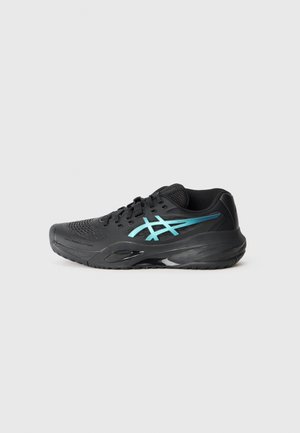 Schwarzer Sportschuh mit blauem Asics-Logo an der Seite, Schnürdesign und profilierte Sohle, dargestellt vor weißem Hintergrund.