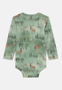 Žalias ilgas rankoves kūdikių jumpsuitas su miško piešiniu, kuriame pavaizduoti elniai, skrendantys paukščiai ir medžiai švelnių spalvų tonais.