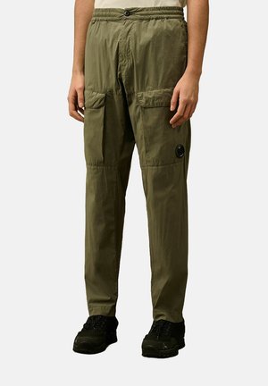 Pantaloni cargo in verde oliva, realizzati in tessuto leggero. Le caratteristiche includono una vita elastica, molteplici tasche laterali e un'etichetta rotonda con logo.