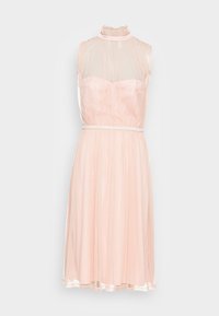 Vestido rosa sem mangas com colarinho altíssimo e com babados, corpete transparente, cintura ajustada e um detalhe de renda na linha da cintura. Saia evasê.