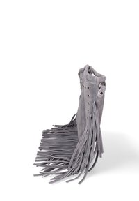 Sac en suède gris avec une finition texturée, comportant des œillets en métal, un design décontracté et de longs accents en franges le long du bas.
