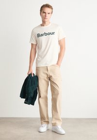Barbour LOGO TEE - Triko s potiskem - whisper white
