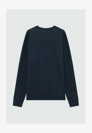 Maglione a maniche lunghe blu navy scuro con collo a giro e polsini e orlo ribattuti, fotografato da dietro su uno sfondo chiaro uniforme.