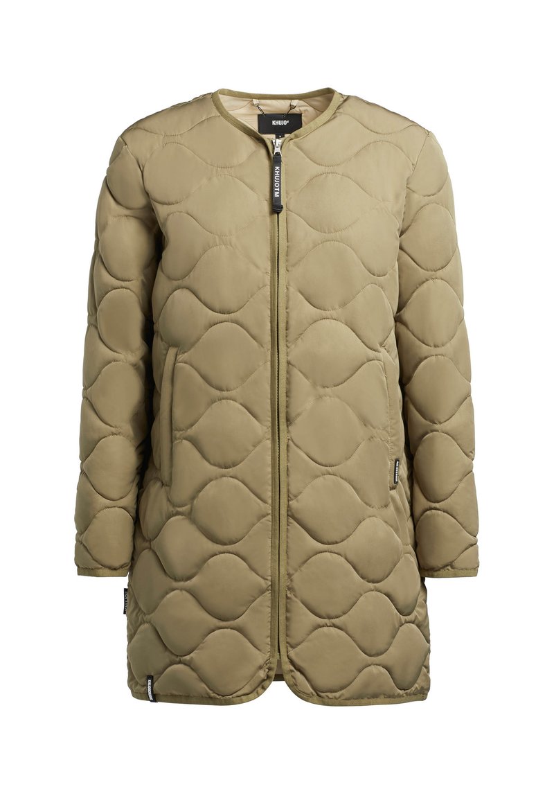 Olivengrüne gesteppte Jacke mit Rundhalsausschnitt, Frontreißverschluss und seitlichen Taschen. Hat ein Wellenmuster und lange Ärmel.