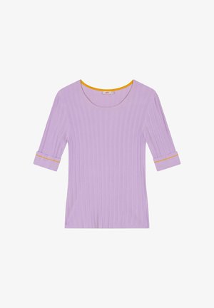 Lavendel geribde top met een scoopnek, gele accenten op de kraag en omgeslagen mouwen. Katoenmengsel met een zachte textuur.