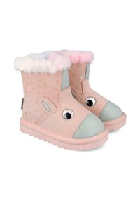 Botas de ante rosa con una parte superior de peluche blanco y de colores pastel, punta redondeada y grandes acentos de ojos negros. Patrón de estrellas a los lados.