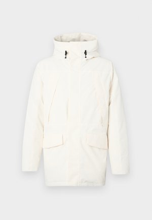 Jachetă albă cu glugă, dotată cu închidere cu fermoar, două buzunare frontale și un material ușor texturat. Include șnururi pentru ajustare.