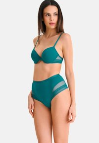 Soutien-gorge teal et culottes taille haute en tissu extensible avec des accents en dentelle. Le soutien-gorge présente des bretelles fines et réglables ainsi qu'un design moulé.
