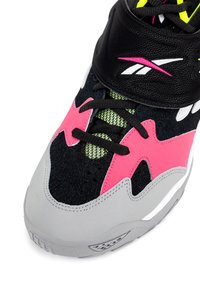 Hoher Sportschuh mit schwarzem Wildleder-Obermaterial, pinken und grauen Akzenten, neongrünen Schnürsenkeln und gepolstertem schwarzem Knöchelriemen.