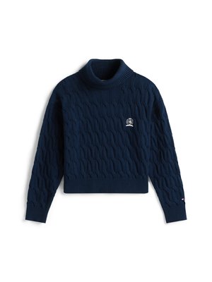 Marinblå turtleneck-tröja tillverkad av strukturerat stickat tyg, med ett kabelmönster och en liten broderad logotyp på bröstet.