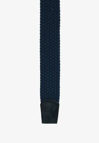 Woven fabric belt w kolorze ciemnogranatowym z plecionym wzorem. Posiada końcówkę z ciemnego zamszu, oferującą teksturowany i elastyczny styl.