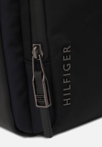 Tommy Hilfiger COMMUTER MINI REPORTER - Umhängetasche - space blue