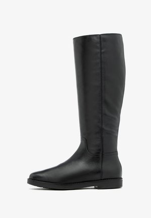 Czarny skórzany kozak do kolana o gładkiej fakturze, kwadratowym nosku i płaskiej podeszwie. Posiada subtelne przeszycia po bokach jako detal.