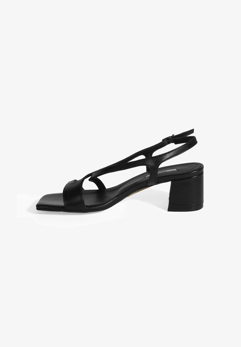 Schwarze Leder Slingback-Sandale mit quadrater Zehenpartie, flachen vorderen Riemen und klobigem Absatz. Verfügt über ein elegantes Design und eine glatte Textur.