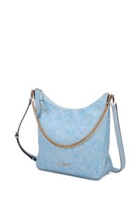 Borsa a mano in pelle azzurro chiaro con un delicato motivo goffrato a tema viaggio, dotata di una catena dorata e di una tracolla regolabile, chiusura con zip e dettagli con logo.