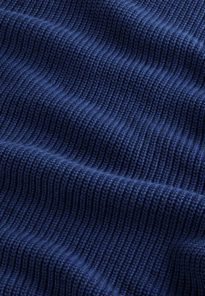 Dunkelblauer Strickstoff mit geripptem Textur, der gleichmäßig verteilte vertikale Rillen und glatte, weiche Fasern aufweist.