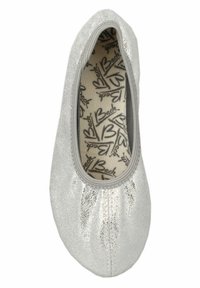 Zilveren balletflat met een textuur van metallic bovenwerk, elastische opening en een gepatternde inlegzool met het merk 'Beck'.