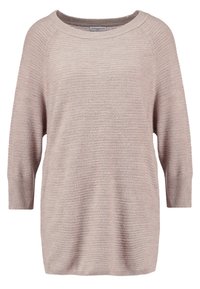 Pull rose clair à coupe ample, encolure large, manches trois-quarts, et motif en maille texturée sur toute la surface.