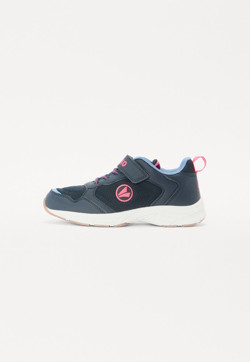 Pantofi sport de marină cu accente roz, având un superior din plasă și material sintetic, curea ajustabilă și o talpă albă cu amortizare.