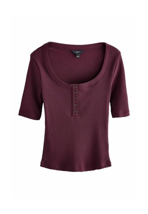 Bordeauxrød ribbet kortærmet top med en bred, rund halsudskæring og en fem-knaps lukning. Blød tekstur, afslappet pasform og ensfarvet.