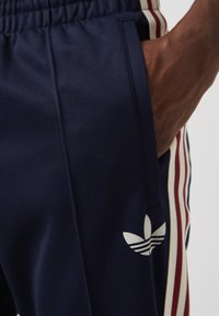 adidas Originals ARSENAL LONDON OG BECKENBAUER TRACKPANT - Klupska odjeća - legend ink