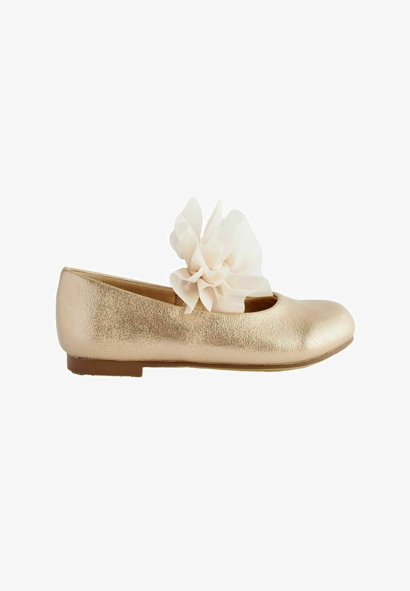Goldene Lackleder-Ballettschuhe mit runder Spitze und einer großen, hellen Stoffblumenapplikation nahe der Öffnung. Flache Sohle.