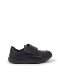 Chaussure en cuir noir avec des coutures bleues et une sangle Velcro. Présente une pointe arrondie et une semelle en caoutchouc texturé pour une meilleure adhérence.