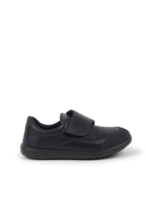 Schwarzer Lederschuh mit blauen Nähten und Klettverschluss. Verfügt über eine runde Zehenpartie und eine strukturierte Gummisohle für besseren Halt.