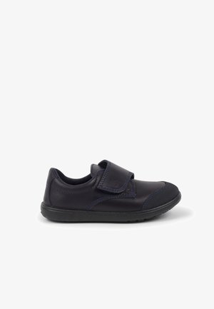 Chaussure en cuir noir avec des coutures bleues et une sangle Velcro. Présente une pointe arrondie et une semelle en caoutchouc texturé pour une meilleure adhérence.