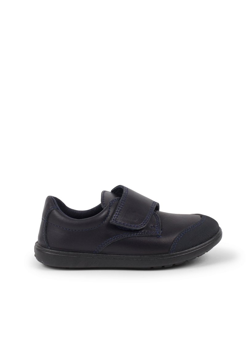 Chaussure en cuir noir avec des coutures bleues et une sangle Velcro. Présente une pointe arrondie et une semelle en caoutchouc texturé pour une meilleure adhérence.