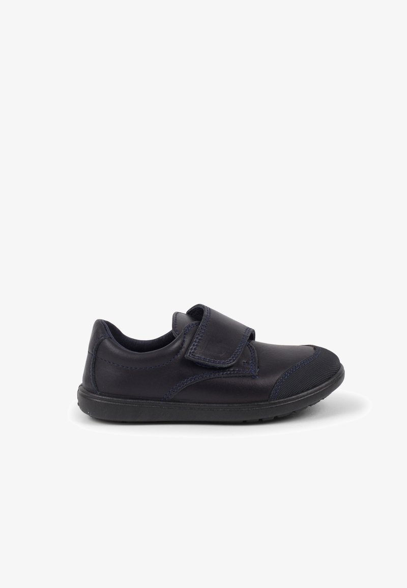 Musta nahkakenkä, jossa on siniset tikit ja Velcro-nauha. Ominaisuuksiin kuuluu pyöreä kärki ja teksturoitu kumipohja, joka tarjoaa pitoa.