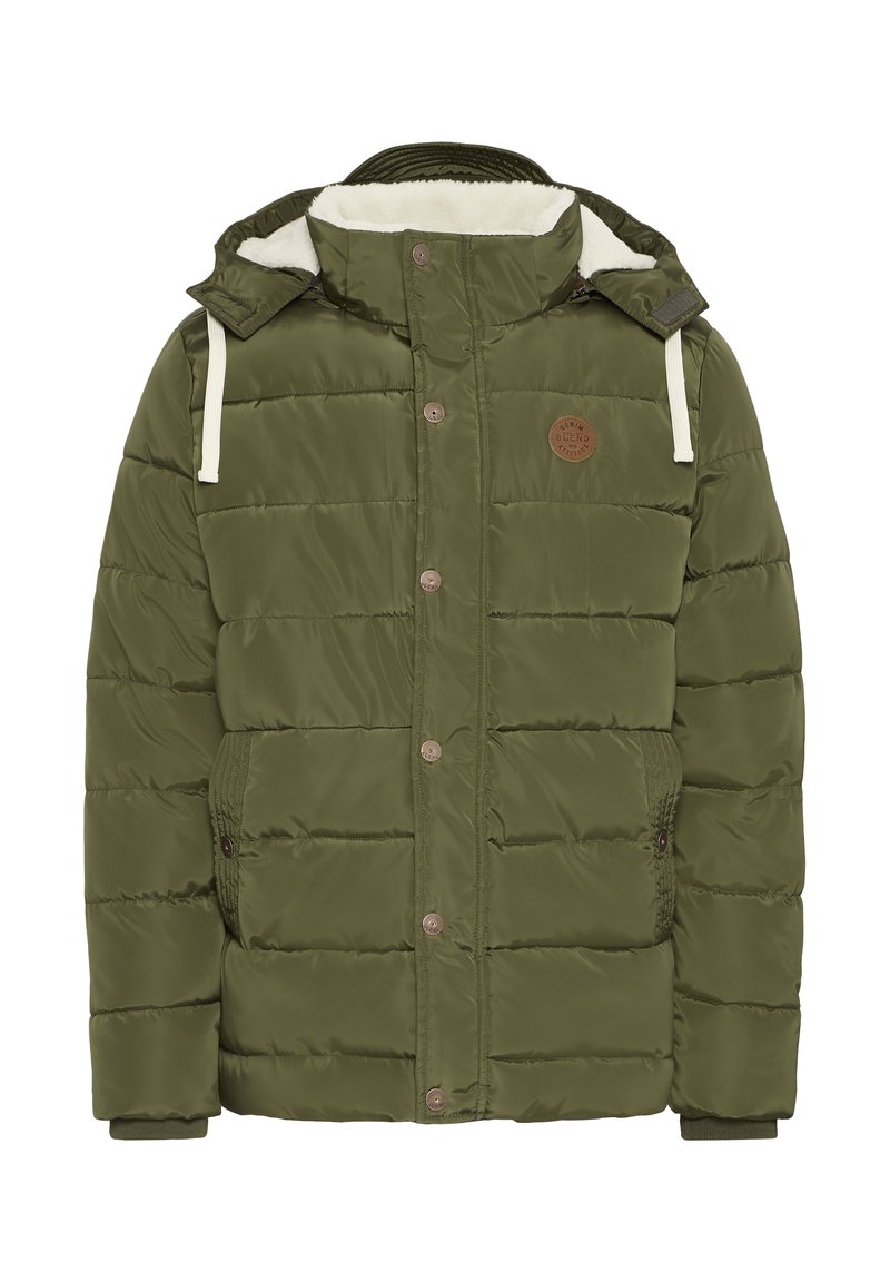 Oliven grøn puffer-jakke med hætte, med en fleeceforet krave, knaplukninger og to sidelommer. Brun logo-patch på brystet.