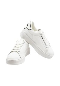 Sneakers bianchi con tomaia in pelle liscia, design con lacci, suola in gomma leggermente elevata e dettaglio nero sul colletto.