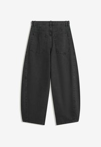 Zwarte cropped denimbroek met wijde pijpen, hoge taille, riemlussen en twee grote rechthoekige achterzakken.