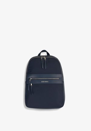 Mochila azul marino con dos compartimentos con cremallera, tiradores de cremallera de cuero, asa superior y logo "ANTONY MORATO" en el bolsillo delantero.